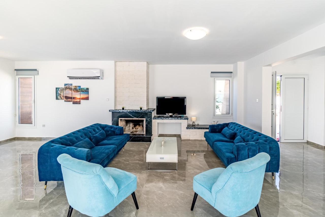 Beach Front Aqua Marina By Ezoria Villas Paralimni Exteriér fotografie